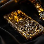 Das teuerste Handy der Welt – mit Diamanten und Gold verziertes Luxus-Smartphone auf schwarzem Samt