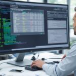 Büromitarbeiter analysiert beschädigte Excel-Datei auf Monitor mit Fehlermeldung