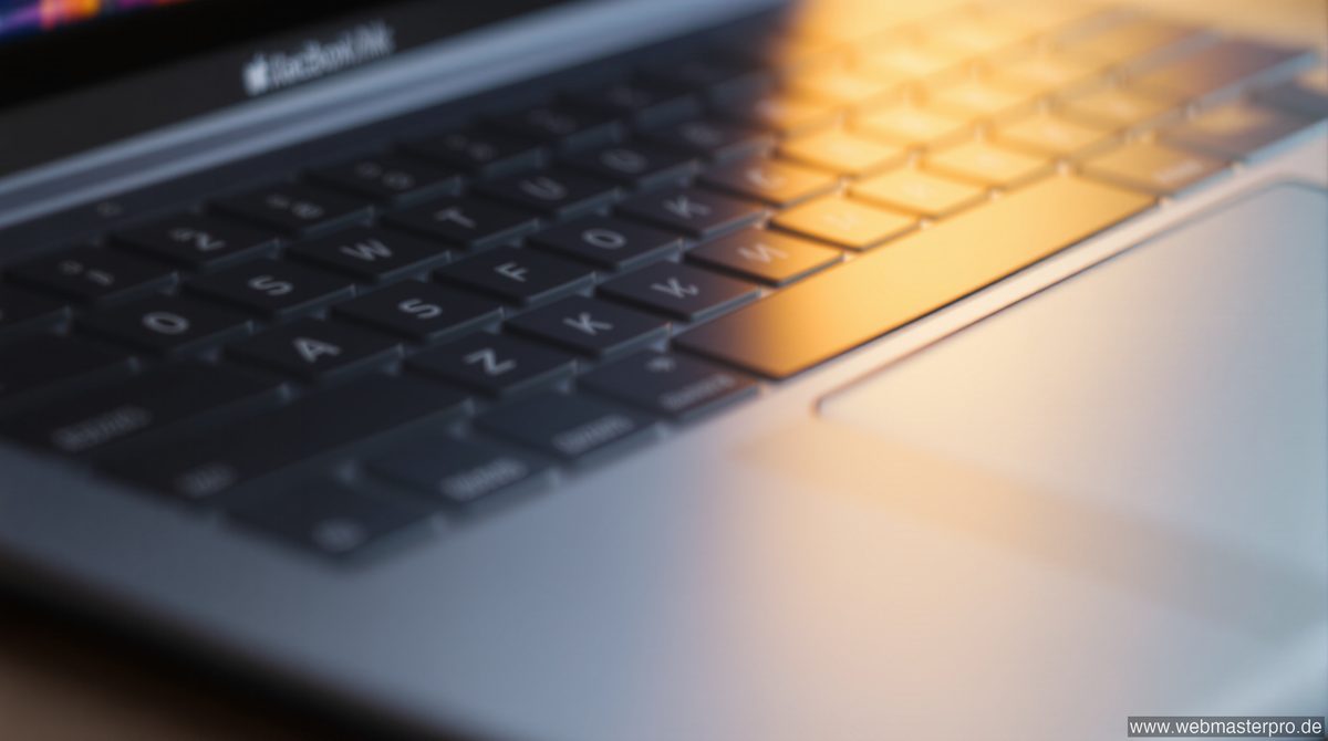 Nahaufnahme der Tastatur und des Trackpads des MacBook Pro 2025