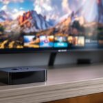Neuer Apple TV 4K auf einem modernen TV-Möbel im Wohnzimmer