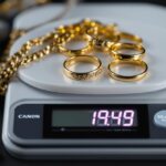 Goldringe und Goldkette auf einer Feinwaage als Symbol für den digitalen Schmuckankauf